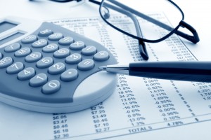 Persoonlijke lening berekenen met rekenmachine, pen en bril